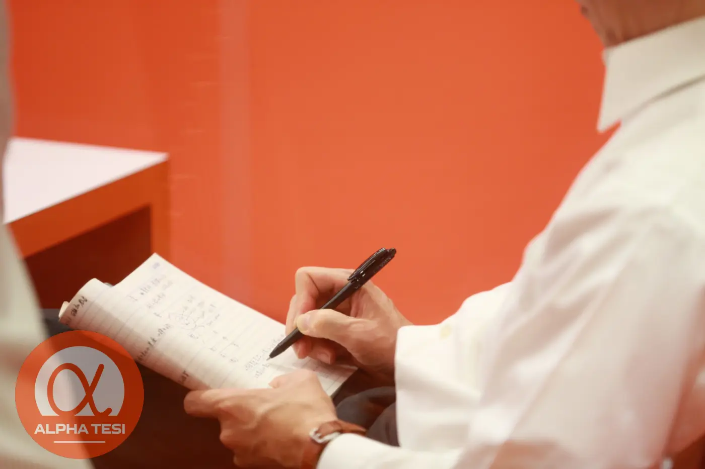 Chi scrive tesi a pagamento? Cosa sapere prima di scegliere un servizio